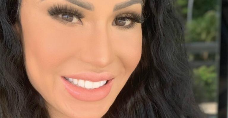 Gracyanne Barbosa abaixa calça para exibir barriga trincada e quase mostra demais