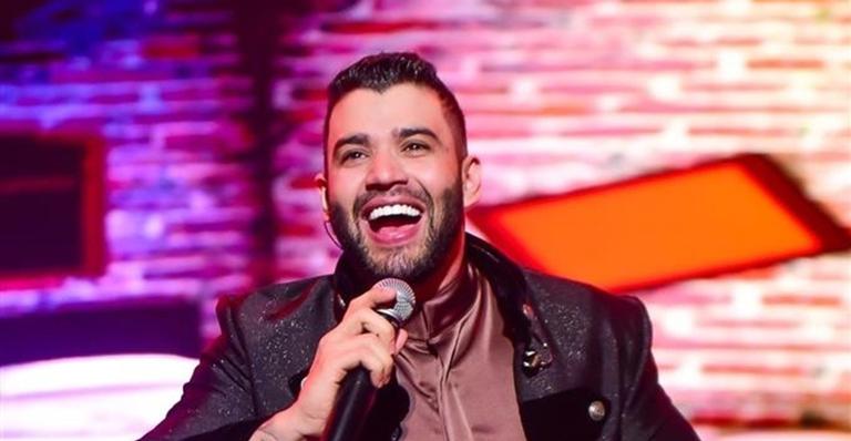 Gusttavo Lima faz tatuagem em homenagem ao seu sucesso
