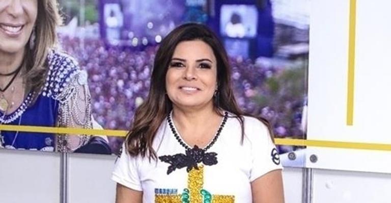 Mara Maravilha exibe corpão ao surgir com macacão justo