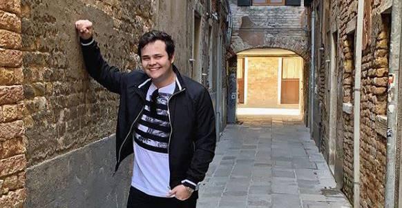 Matheus, da dupla com Kauan, surge com looks combinados com os filhos e encanta web