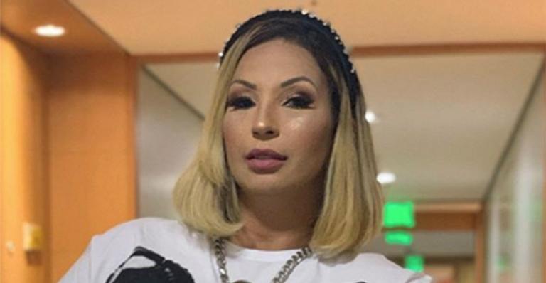 Sem sutiã, Valesca Popozuda surge com camiseta branca molhada