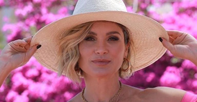 Em viagem, Flávia Alessandra ostenta shortinho grifado de R$2.400