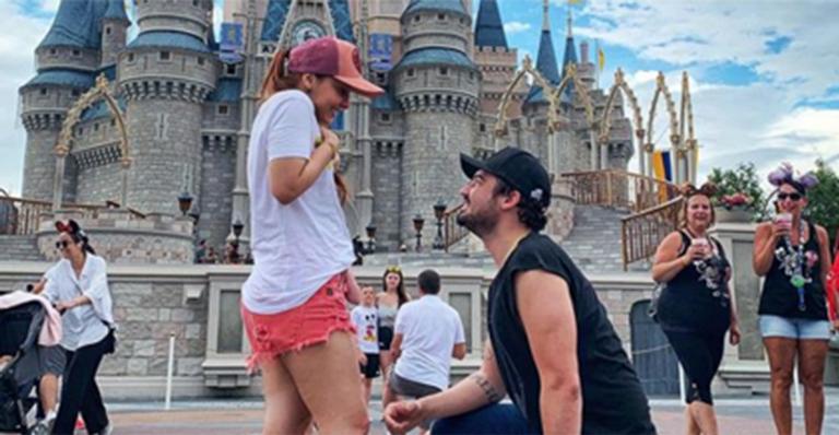 Pedido de noivado? Fernando assusta os fãs com foto inusitada na web