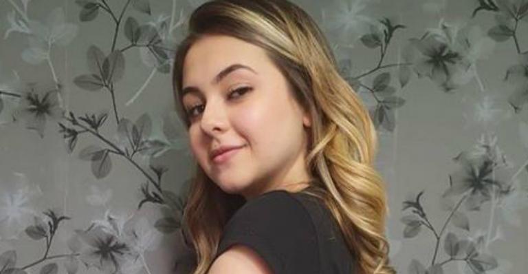 Klara Castanho revela nova tatuagem íntima e cinturinha fina chama a atenção