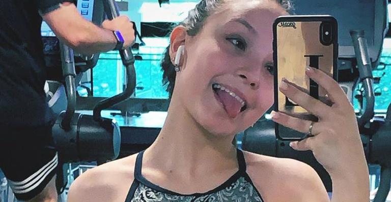 Larissa Manoela exibe barriga sequinha ao posar na academia de top e shortinho: ”Bora suar”