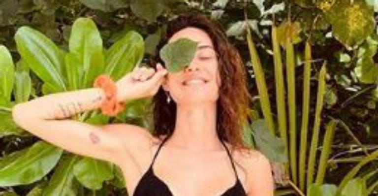 Thaila Ayala surge com biquíni alternativo e deixa curvas perfeitas à mostra