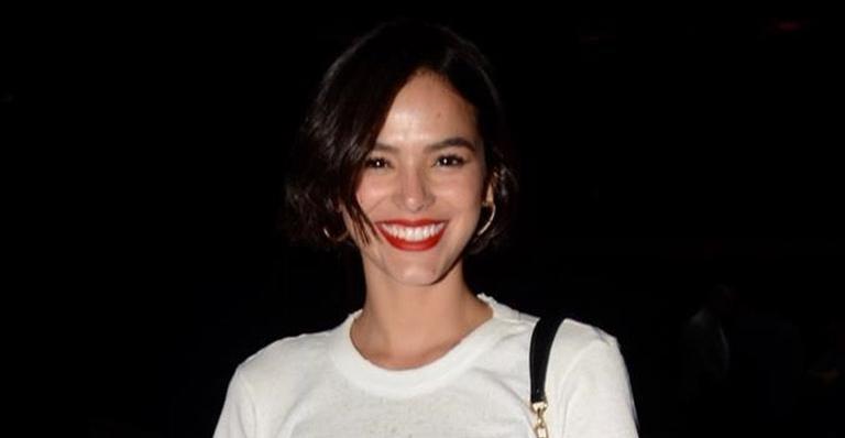 Bruna Marquezine surge com look despojado em evento de Priscilla Alcântara