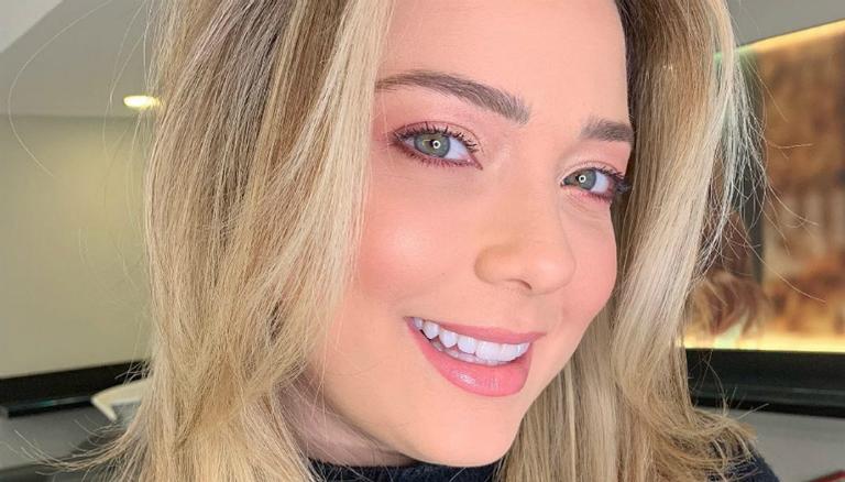 Carol Dantas posa com o pequeno Valentin no colo e brinca: ”Nem tá reconhecendo a mãe”
