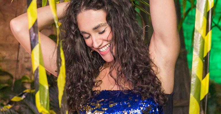 Feliz da vida, Débora Nascimento posa com namorado gato pela primeira vez