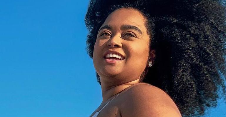 Ex-BBB Rízia Cerqueira exibe corpão sem retoques com biquíni minúsculo