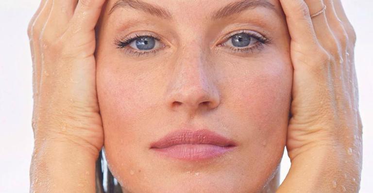 Gisele Bündchen surge ao lado da mãe e semelhança choca seguidores