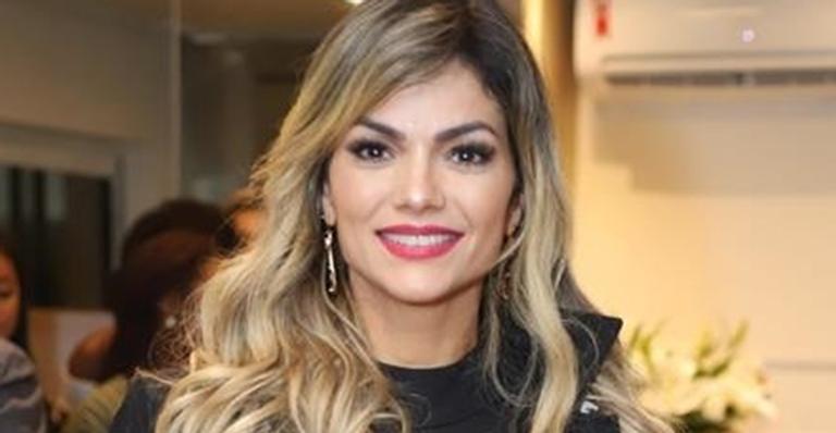 De biquíni, Kelly Key surge em foto ousada com o marido