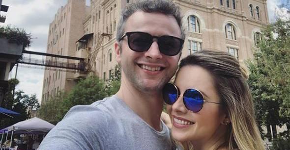 Sandy compartilha foto em jatinho usado em turnê e marido faz piada: ”Ryca”