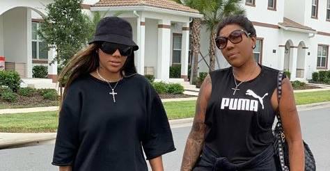 Mãe de Ludmilla resgata clique antigo com cantora e impressiona fãs: ”Guerreiras”