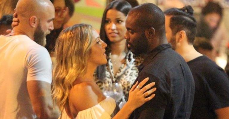 Rafael Zulu dá beijão na namorada durante noitada no Rio de Janeiro