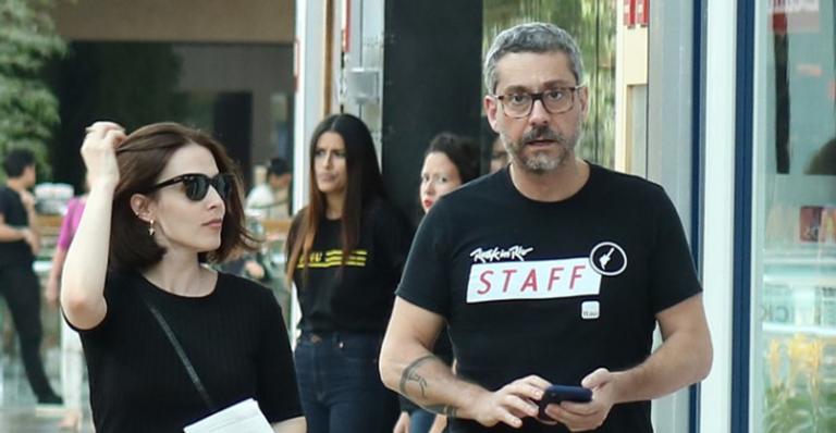 Filho de Alexandre Nero rouba a cena em passeio no shopping com os pais