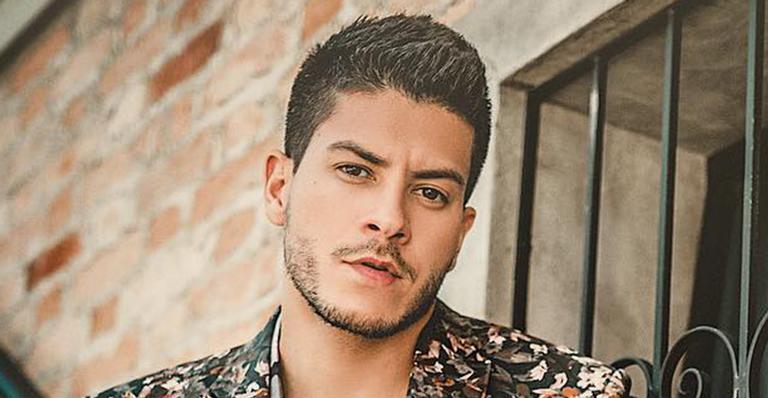 Arthur Aguiar abre álbum de fotos do aniversário da filha e encanta fãs