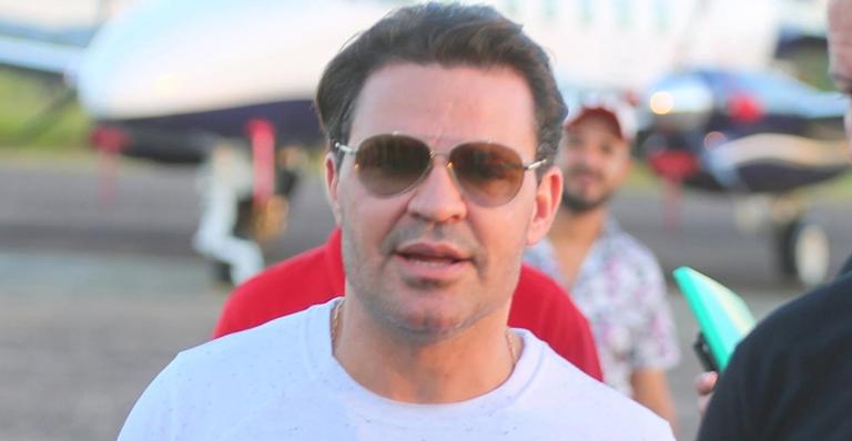 Eduardo Costa faz rara aparição com a mãe em Angra dos Reis