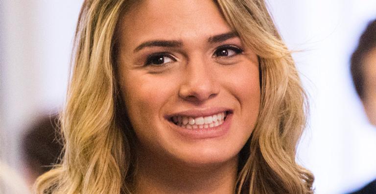 Apaixonada, Glamour Garcia troca beijão com namorado e protagoniza cenas de paixão