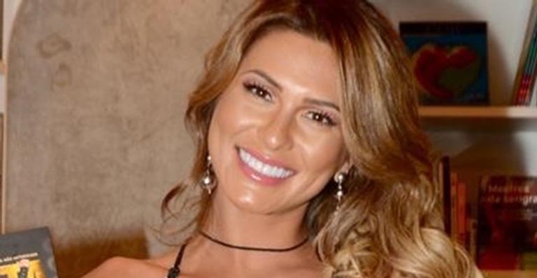 Sextou! Lívia Andrade surge com decote profundo em look do dia