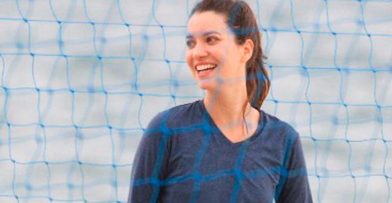 Nathalia Dill arrasa no vôlei de shortinho e impressiona em praia carioca