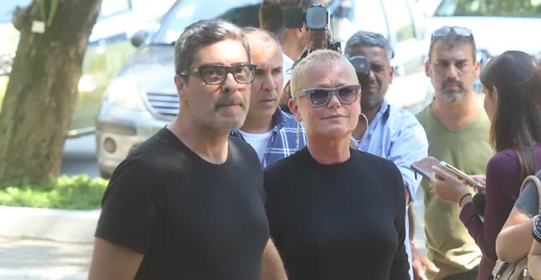 Xuxa Meneghel vai ao velório de Mauricio Sherman no Rio de Janeiro