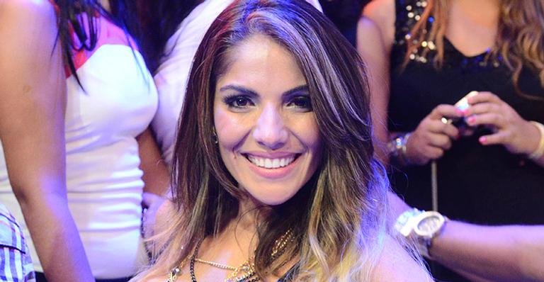 Ex-BBB Anamara exibe cinturinha fina em foto com biquíni mínimo