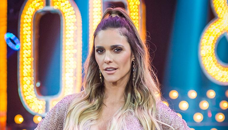 De biquíni, Fernanda Lima exibe o barrigão de grávida: ‘Vem logo, guria!’