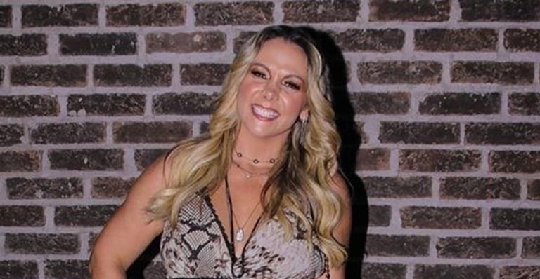 Carla Perez ostenta corpão em fotos de maiô e tamanho das coxas surpreende