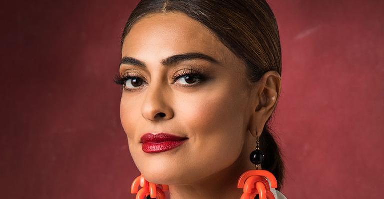 Juliana Paes mostra a sala gigante de sua casa em foto com a família