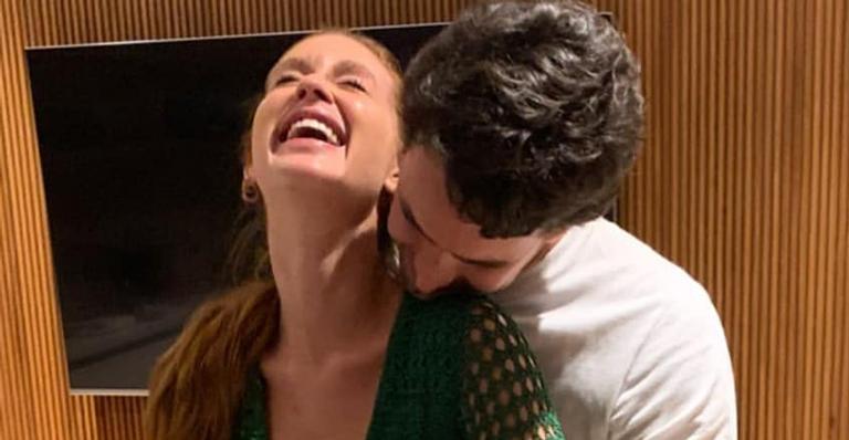 Marina Ruy Barbosa comemora o aniversário do marido com festa intimista