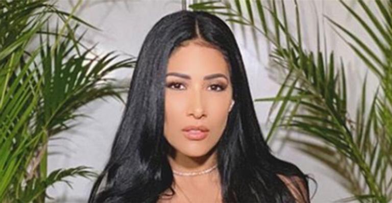 Simaria abusa da transparência em look neon para show