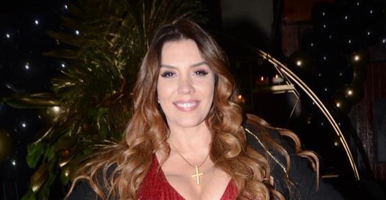 Aos 43 anos, Simony surge com biquíni mínimo e eleva a temperatura