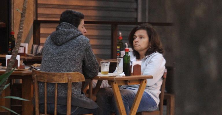 Após internação, Claudia Rodrigues é flagrada em restaurante no Rio de Janeiro