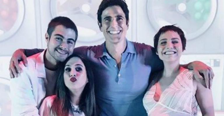 Reynaldo Gianecchini posa com Tatá Werneck e Letícia Colin e barrigões gigantes roubam a cena