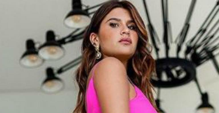 Giulia Costa surge deslumbrante em vestido com fenda e ostenta pernões bronzeados