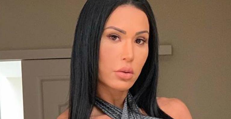 Toda molhada, Gracyanne Barbosa faz biquíni mínimo sumir no bumbum gigante: ”Shape impecável”