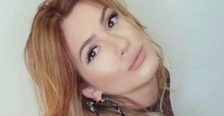 De joelhos, Lívia Andrade empina o bumbum ao usar look justíssimo