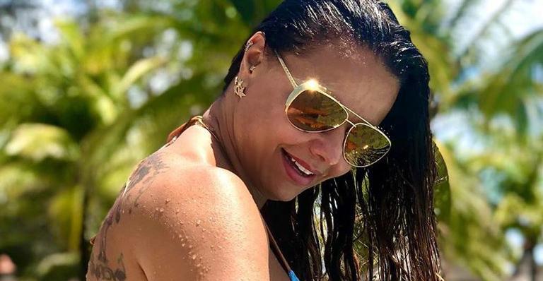 De fio-dental, Viviane Araújo posa na beiradinha da piscina e arrasa com bumbum enorme e cintura fininha