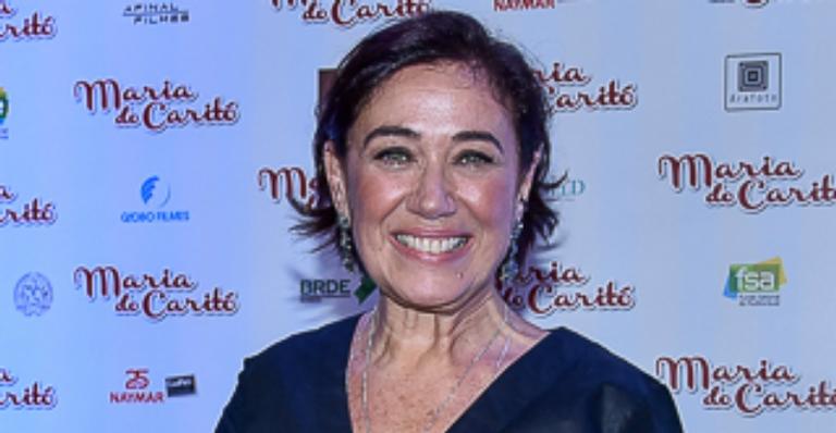 Lília Cabral faz rara aparição com a filha gata e o marido em evento