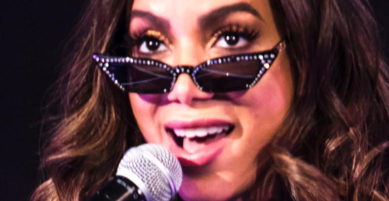 Anitta surge assustadora e se choca com maquiagem inacabada: ”Que m*rda é essa?”