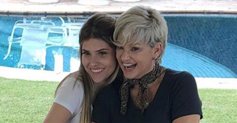 Filha gata de Andréa Nóbrega, Mafe Nóbrega exibe cinturinha fina