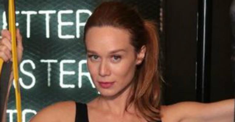 Mariana Ximenes ostenta a cinturinha fina em clique na academia e surpreende fãs