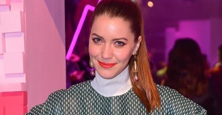 Nathalia Dill deixa a barriga de fora ao surgir de shortinho em pose de yoga