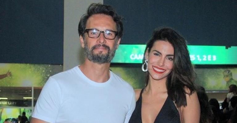 Mel Fronckowiak e Rodrigo Santoro surgem em momento romântico