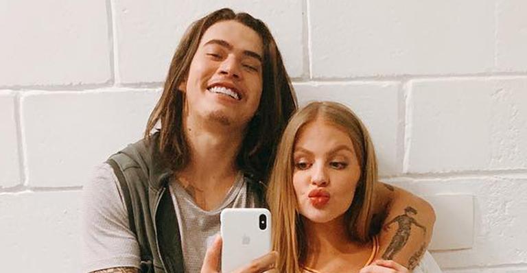 Whindersson Nunes e Luísa Sonza posam juntinhos em lugar paradisíaco