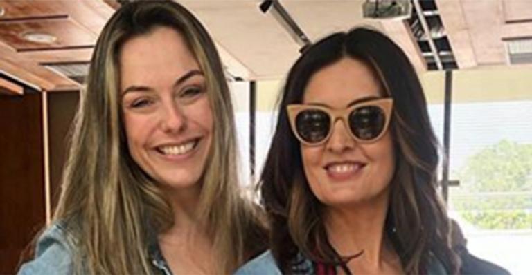 Saia-justa? Fátima Bernardes e amiga usam a mesma roupa em encontro