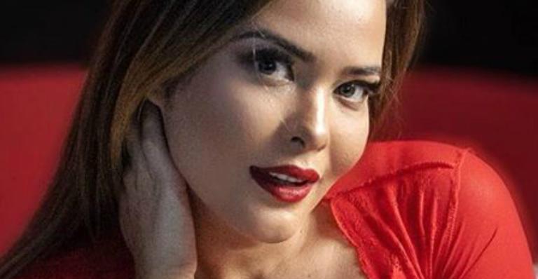 Geisy Arruda amanhece sexy, exibe seios fartos com lingerie transparente e recebe elogios: ”Melões suculentos”