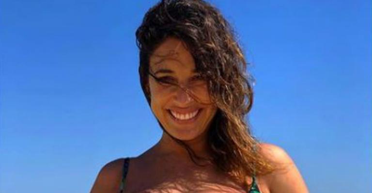 De biquíni, Giselle Itié divide clique romântico com o marido e deixa barrigão saliente à mostra