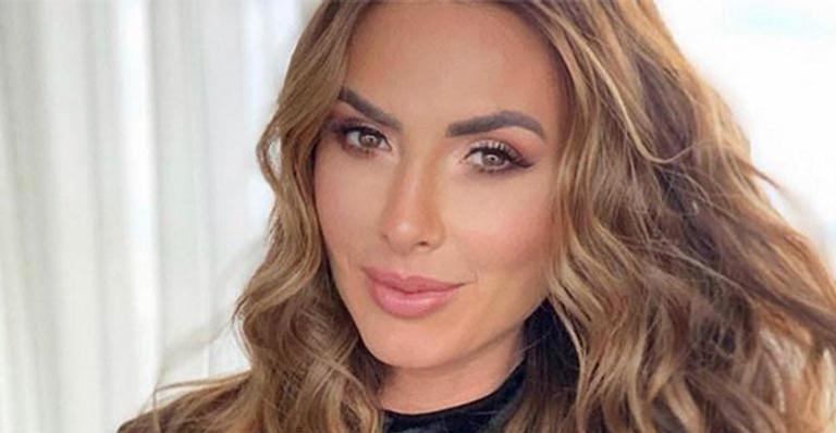 Nicole Bahls compartilha foto de biquíni e detalhe chama a atenção dos internautas: ”Truque”